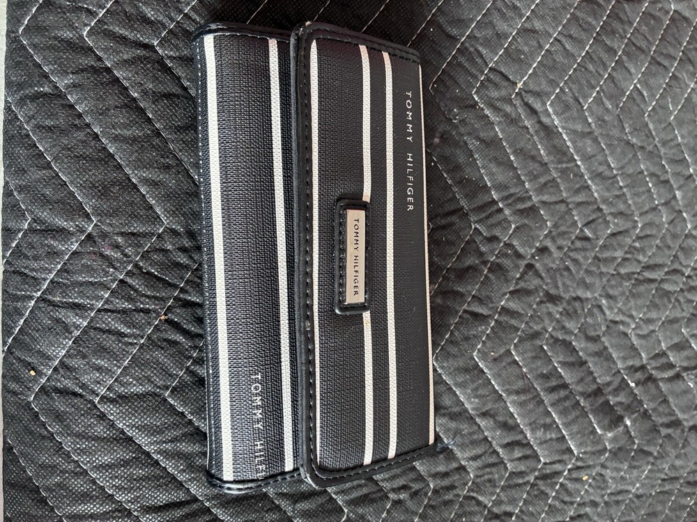 Tommy Hilfiger Women's Genuine Leather Wallet with RFID Protection  