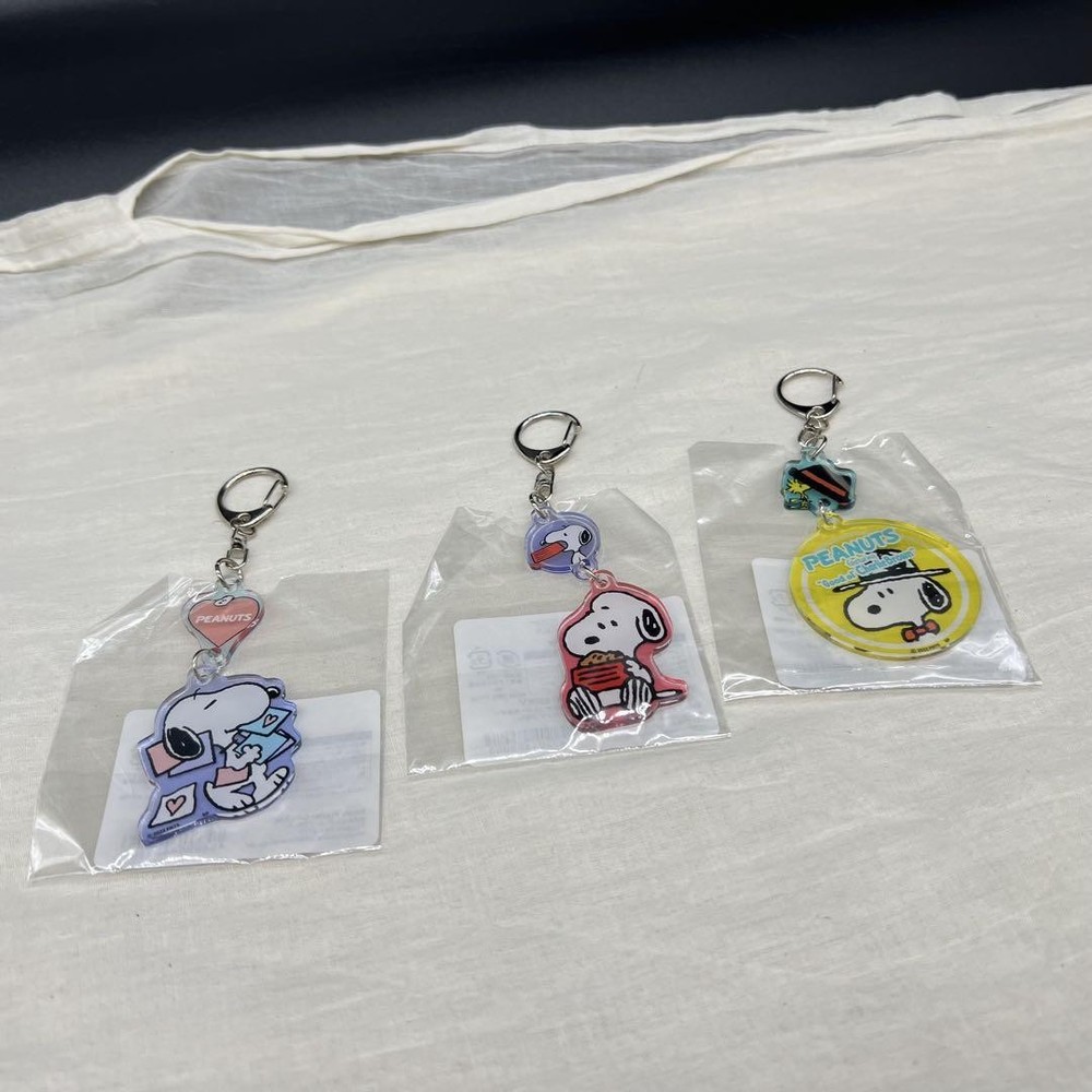 Snoopy Double Acrylic Keychain with Letter Rice Hat Design - Peanuts