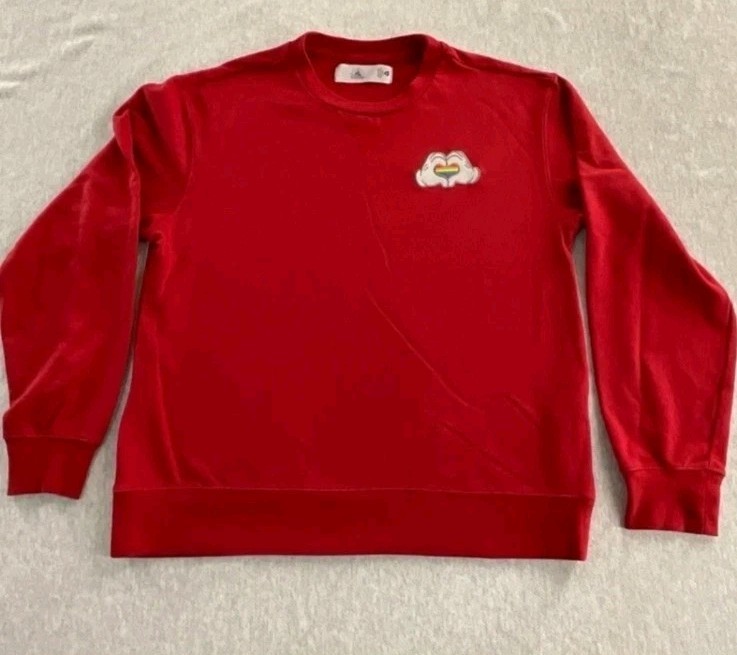 Disney Parks Womens Large Mickey Mouse Gloves Rainbow Heart Sweatshirt