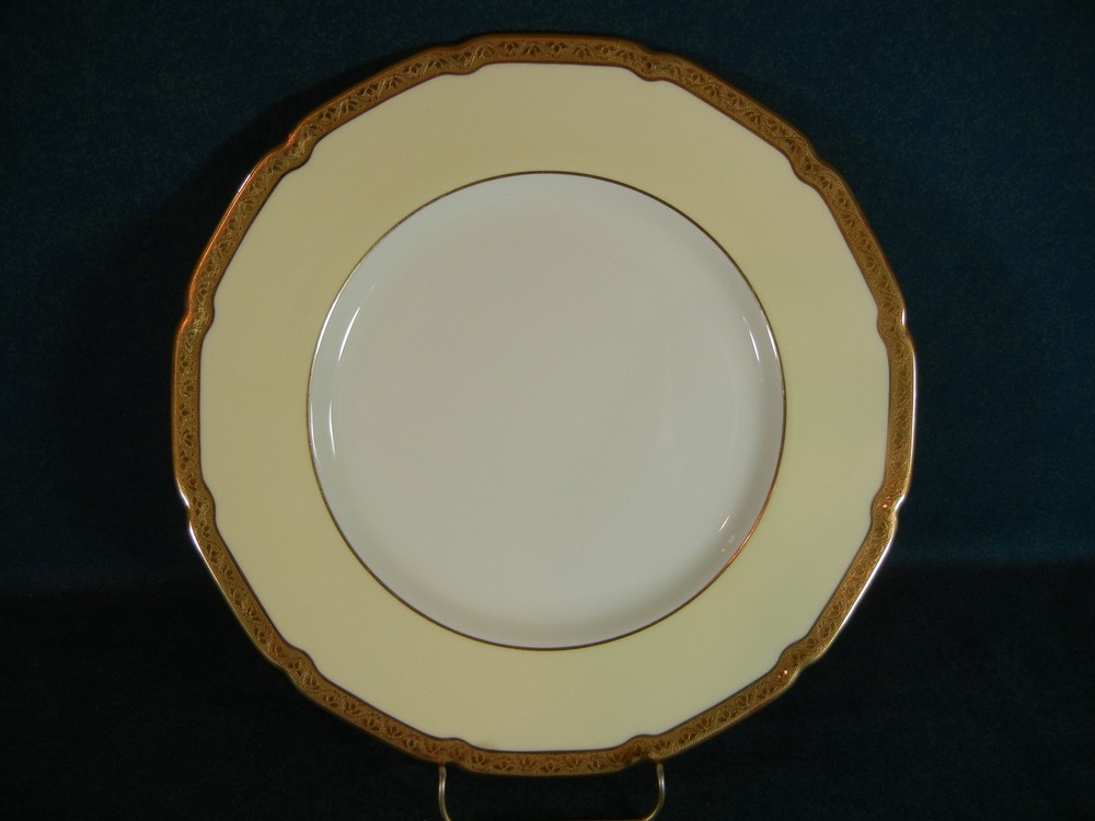 Royal Doulton V1640 Gold Edge Dinner Plate(s)