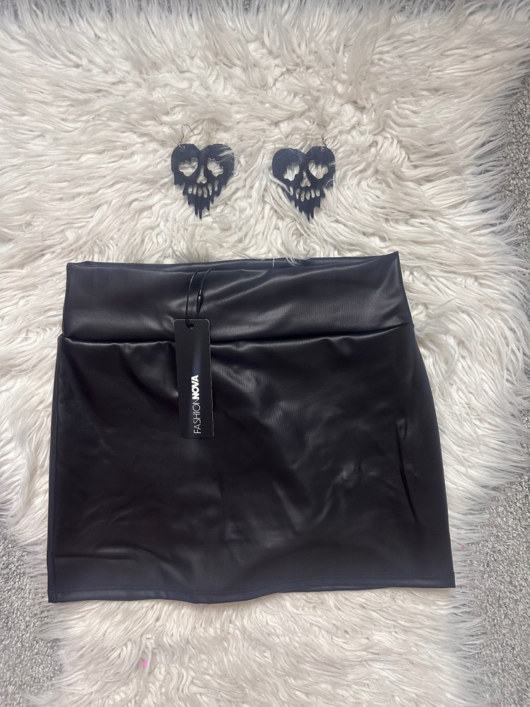 NWT's Women's Fashion Nova Faux Leather Black Mini skirt with shorts, Size XS