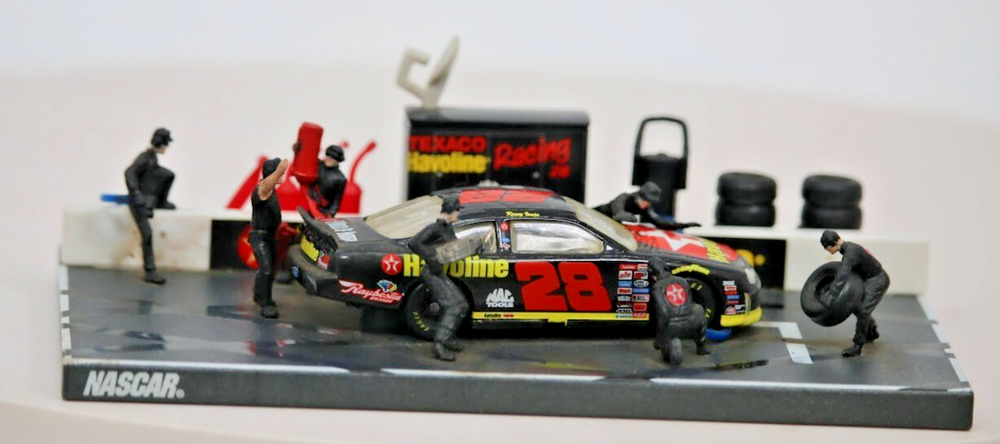 Winner's Circle Pit Row #28 Texaco Havoline Ford Kenny Irwin Diorama 1:64