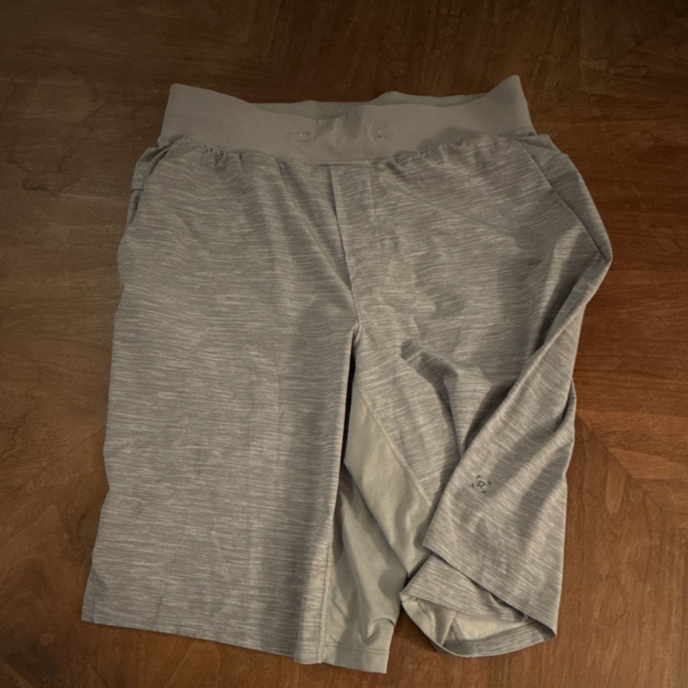 Lululemon Men's Gray Athletic Shorts Size M Drawstring Stretch Polyester Blend
