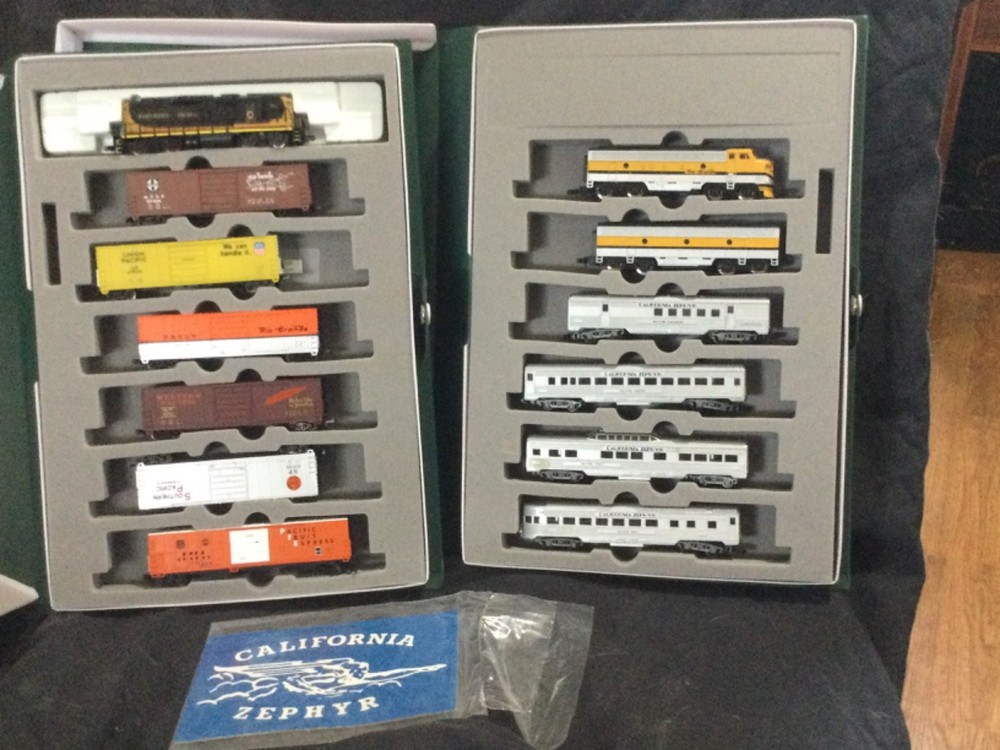 2 kato 10-211  N gage train sets California Zephyr and GPF W/ 2 controllers