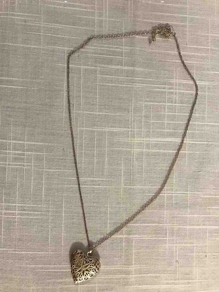 Jewelry Silvertone Heart Locket With 18 Inch Chain
