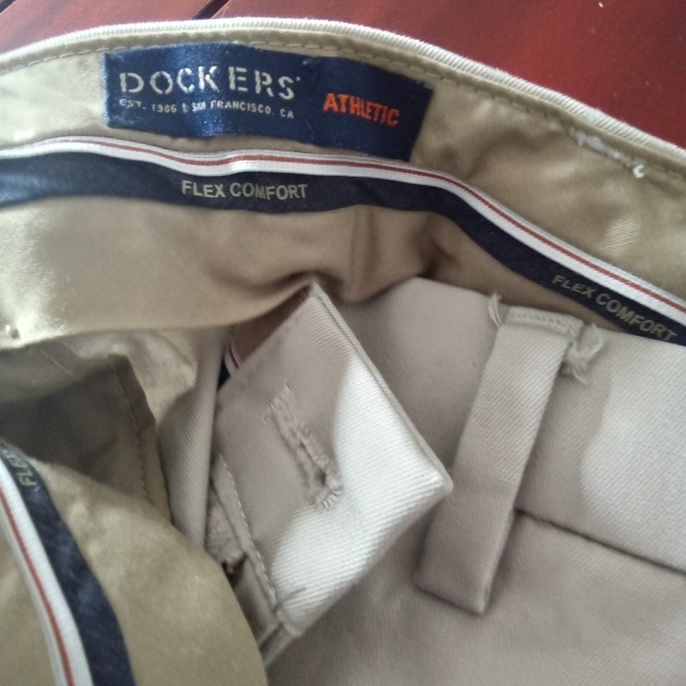 Levis DOCKERS  ATHLETIC  FLEX COMFORT CHINOS IN TAUPE SZ. 38X29