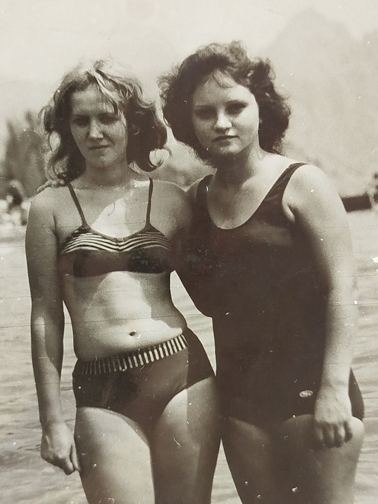 Vintage Photo - Beautiful Women - Swimsuits - Beach Scene #28