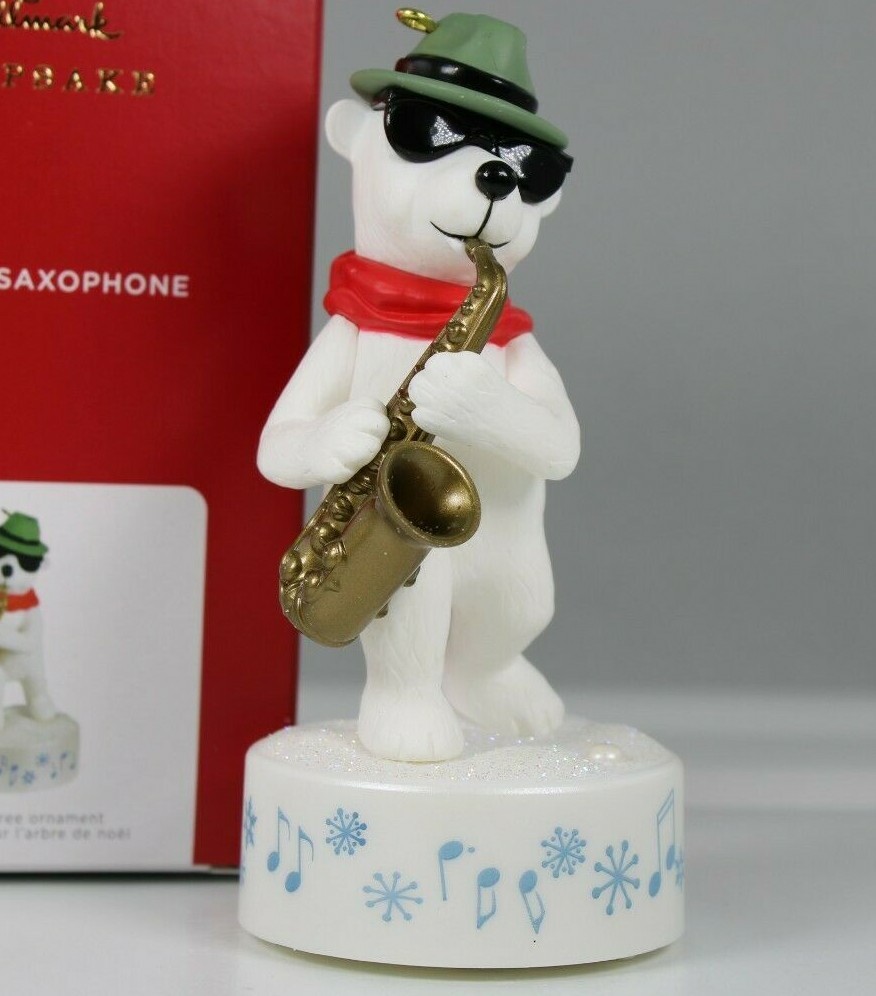 SAXOFÓN HALLMARK STYLIN' POLAR BEAR DECK THE HALLS MAGIC SOUND ORNAMENT 2021