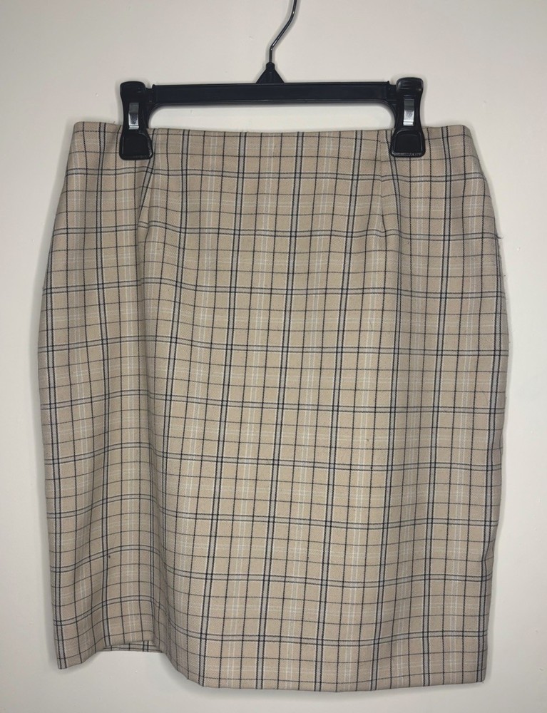 Petite Plaid Mini Skirt Size 2 - Chic & Stylish Fit