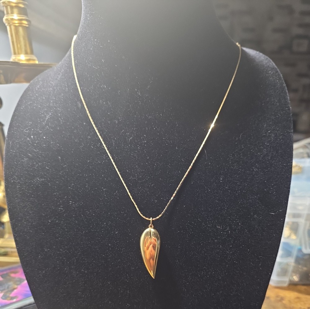 Elegant 30-inch Gold Tone Necklace with Delicate Leaf Pendant
