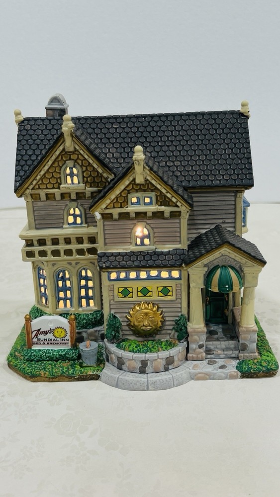 Lemax “Amy’s Sundial Inn” Bed & Breakfast 35563 Retired 2013 Lighted House NEW !