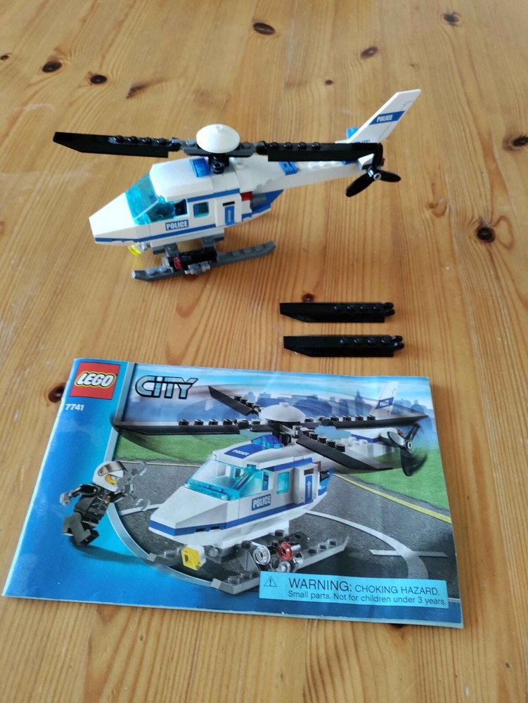 LEGO CITY: Police Helicopter (7741)