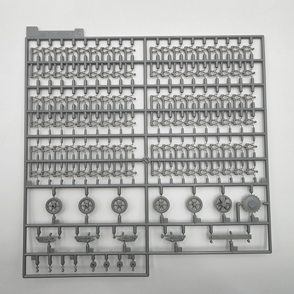 1/35 Dragon Sd.Kfz.265 Kleine Panzerbefehlswagen Model Kit with Tracks & Parts C Sprue