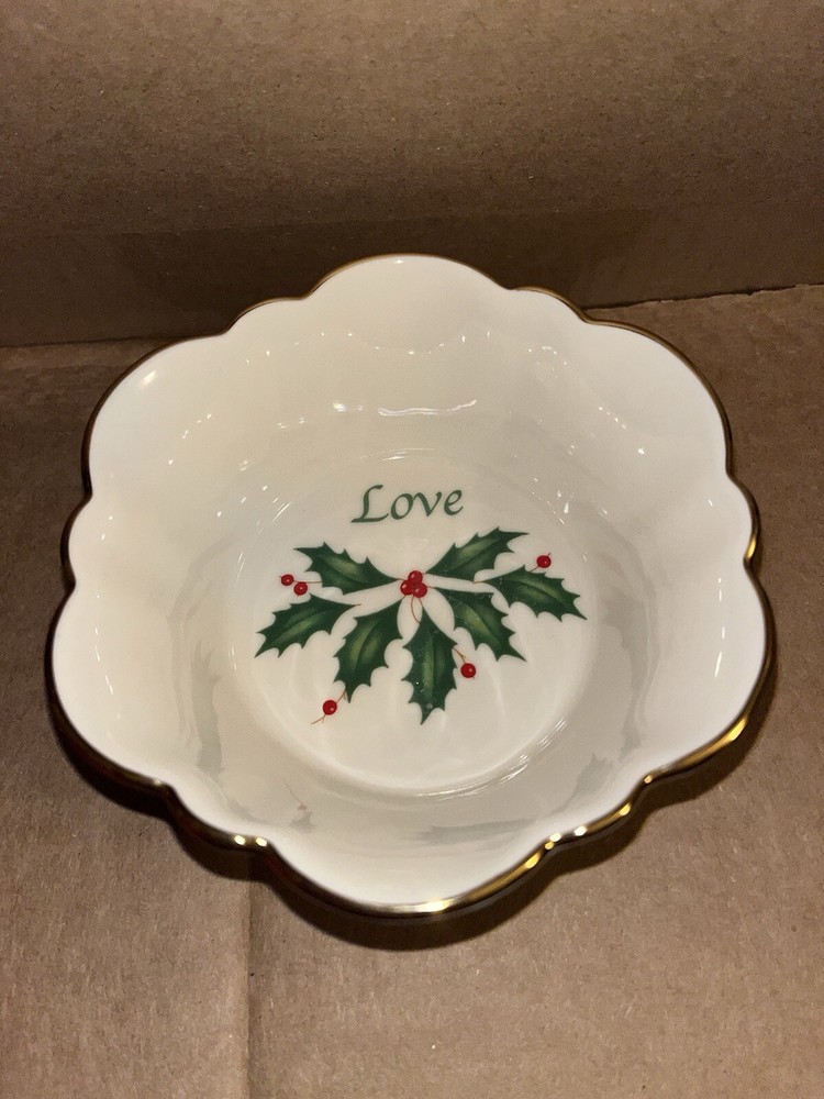 Lennox Holiday - Round Fluted Bowl