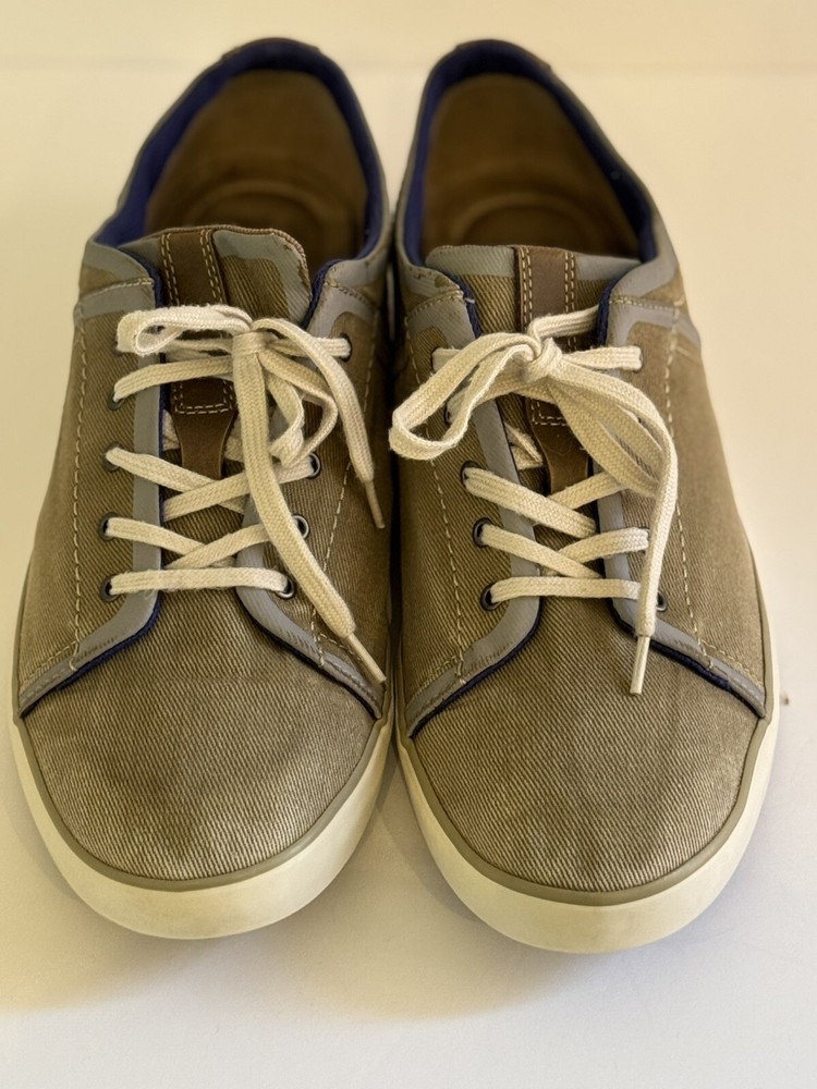 Men's Clark's Sneakers Size 11 with Toe Fading - Durable Work & Outdoor Shoes for Camping