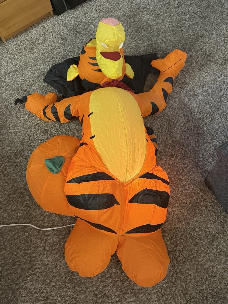 VTG 2004 Disney Gemmy 4ft Lighted Airblown Inflatable Tigger Halloween Decoration