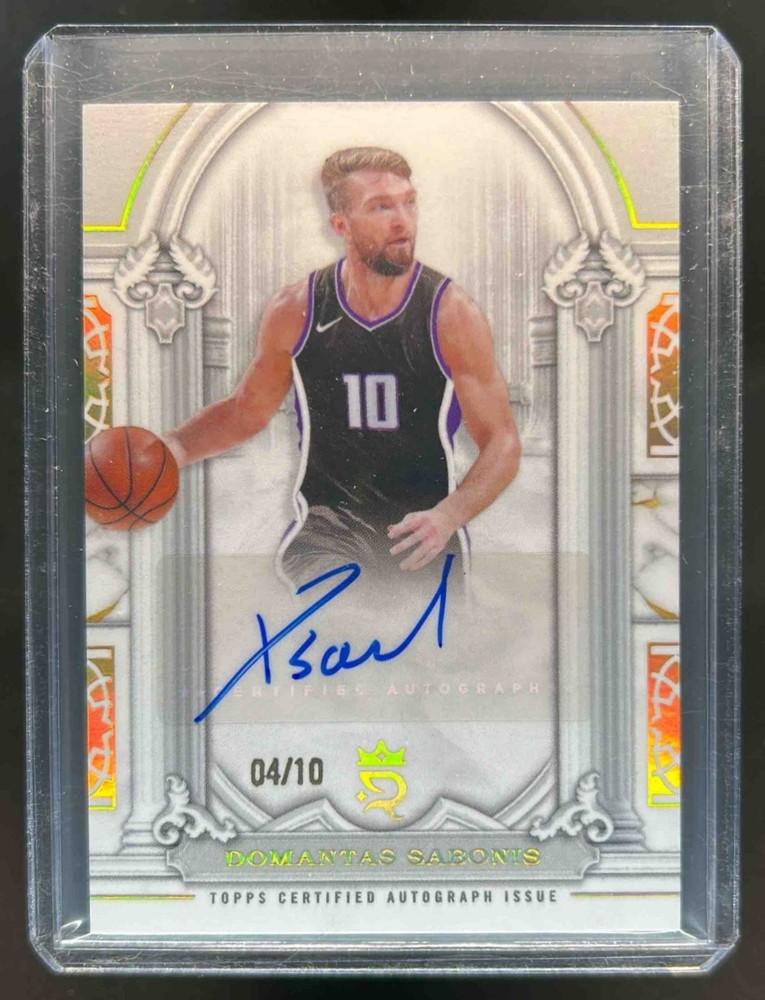 2023-24 Topps Royalty Domantas Sabonis Pillars of Greatness Gold Auto #4/10