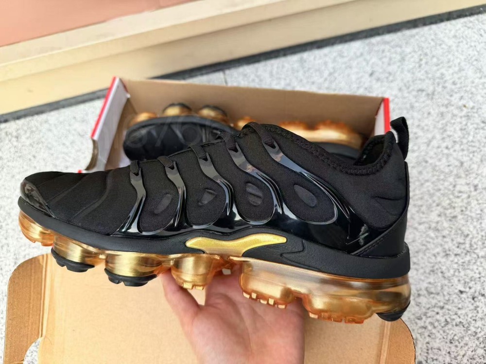 New Nike Air Vapormax Plus TN Men's size Black/gold Air cushioned running shoes