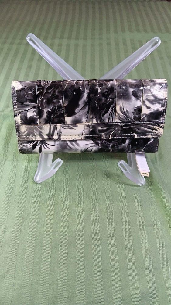 Large tri-fold wallet