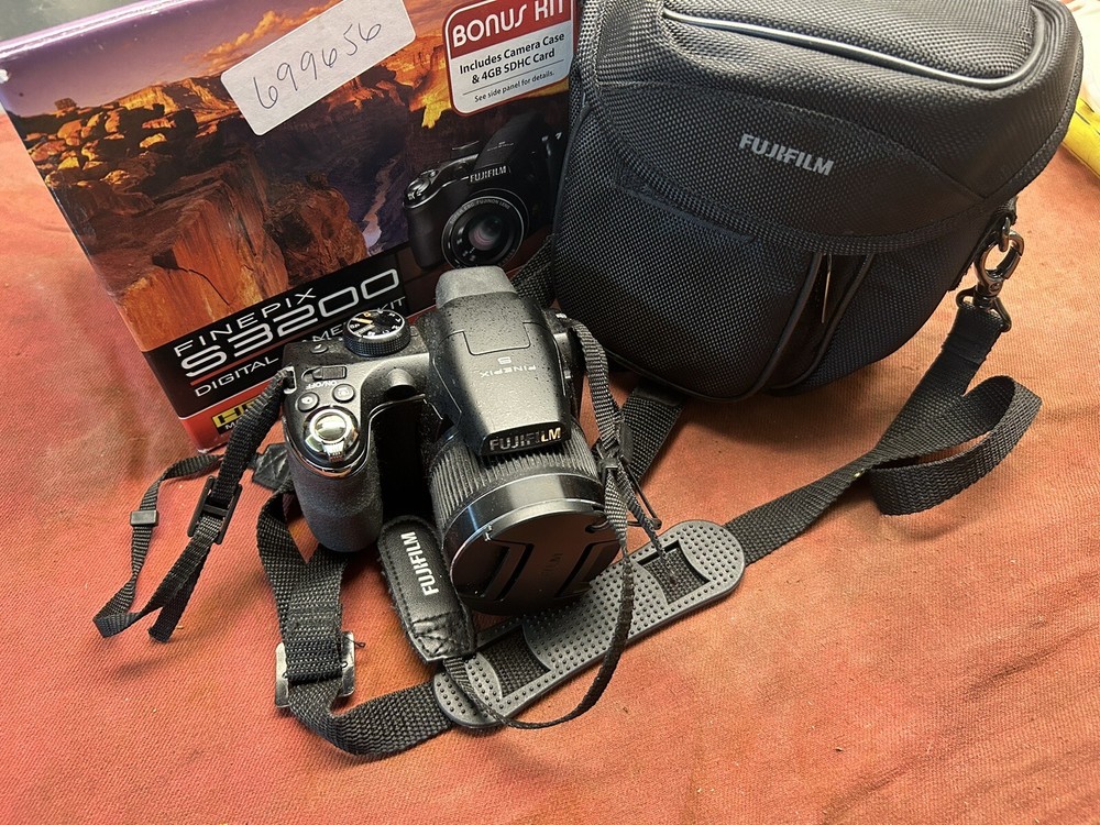 Fujifilm FinePix S Series S3200 14.0MP Camera With Box & Case *Parts or Repair*