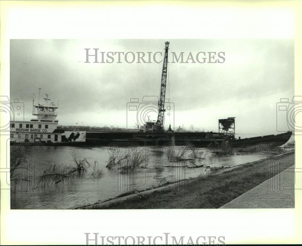 1995 Press Photo A work crew raises a sunk barge from the Mississippi River