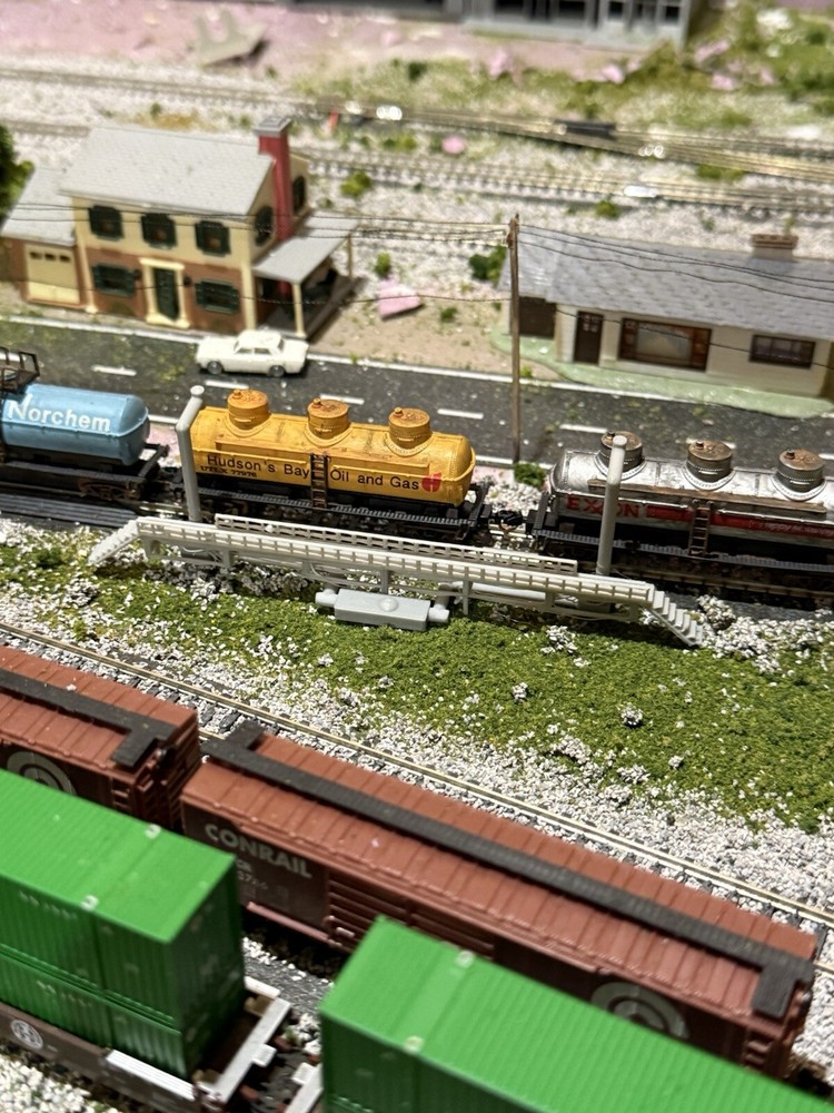 Tanker Fill Station - N Gauge / 1:160 Scale - No Assembly Require - Model Trains