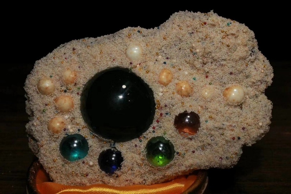 Buddha blessing relics proliferate in seven radiant colors