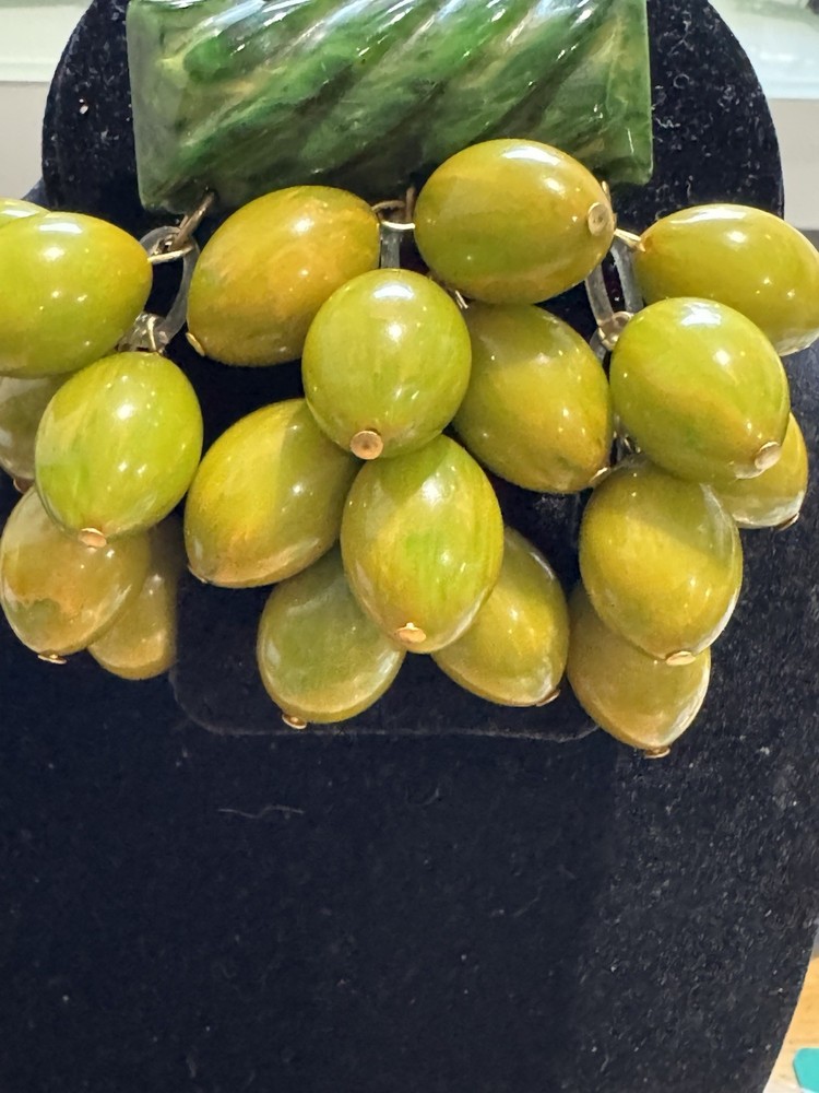 RARE VINTAGE CARVED GREEN SWIRL BAKELITE 19 DANGLE SEED NUT CHARM DANGLE BROOCH