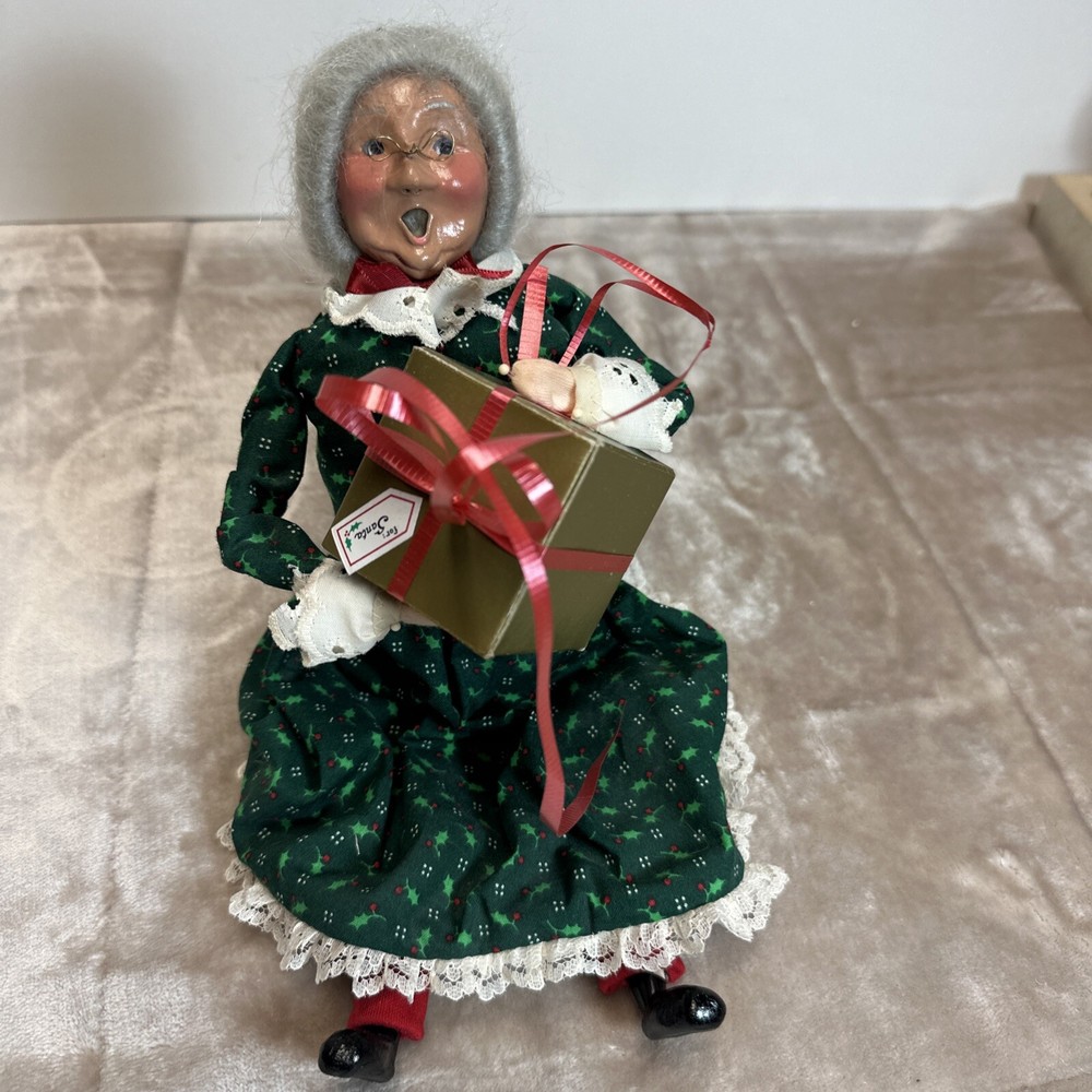 Byers’ Choice 1992 Mrs. Clause Sitting w/Gift for Santa