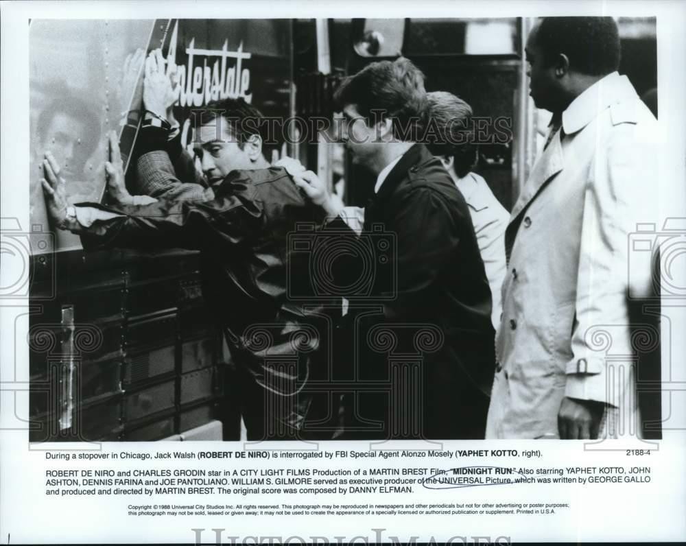 1988 Press Photo Robert De Niro and co stars in a scene from 