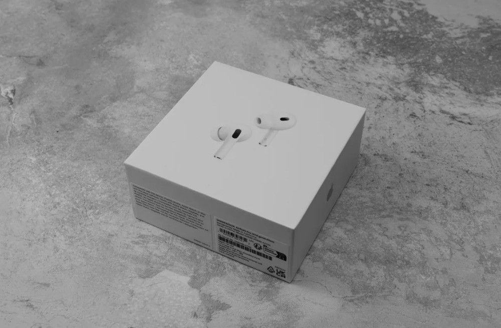 Apple AirPods Pro 2nd Generation with MagSafe Wireless Charging Case - White
