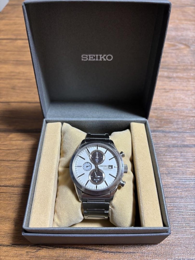 Seiko Solar-Powered Chronograph Watch with Precision Timekeeping