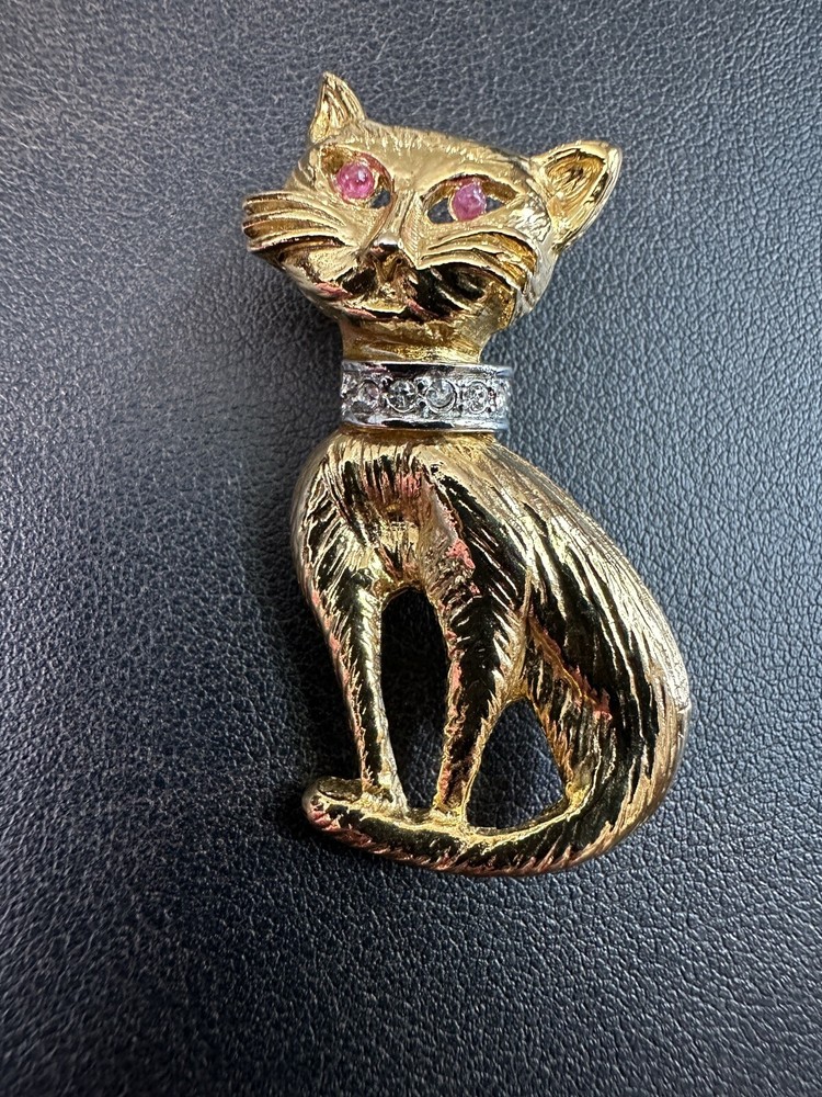 Vintage Gold Tone Cat Pin with Rhinestone Collar and Eyes