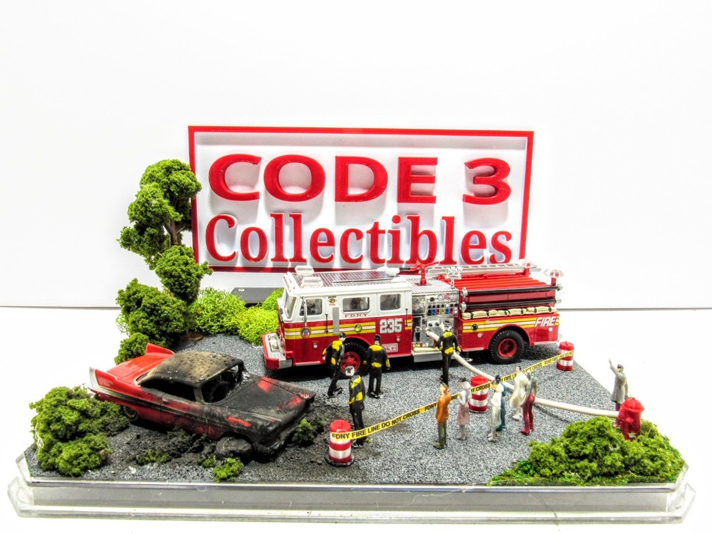 Code 3 (FLASHING EMERGENCY LIGHTS!) FDNY 235 Custom Diorama Display 1/64 Scale