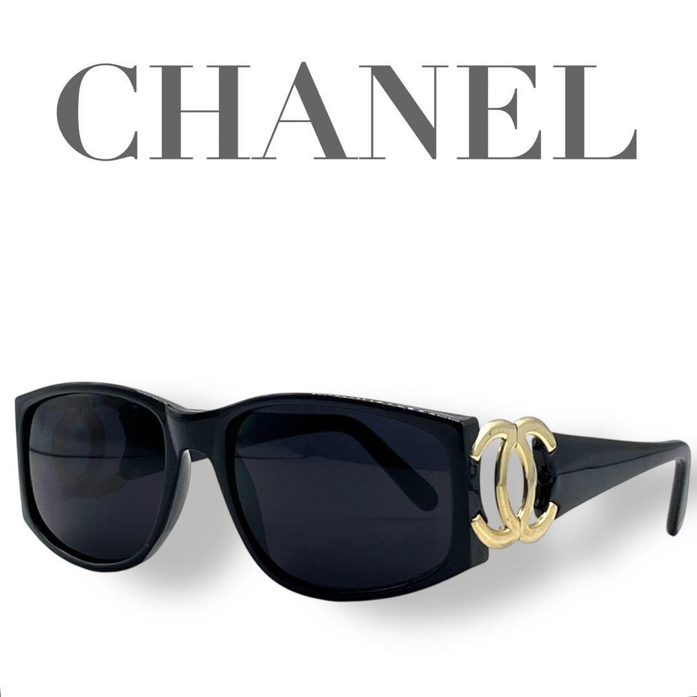 CHANEL Gold Coco Mark Black Sunglasses in Excellent Condition