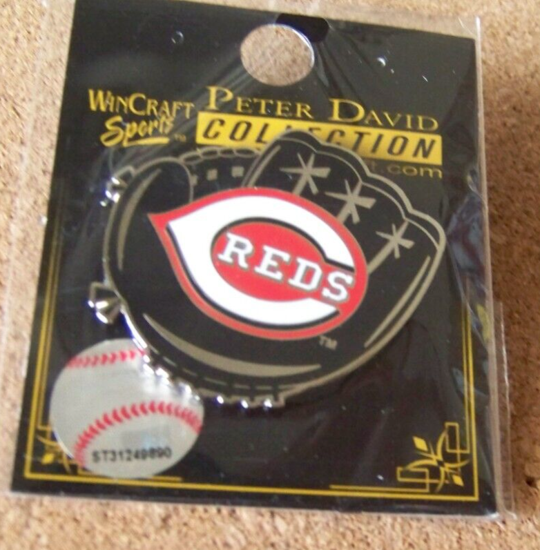Cincinnati Reds logo mitt / glove pin MLB 2009