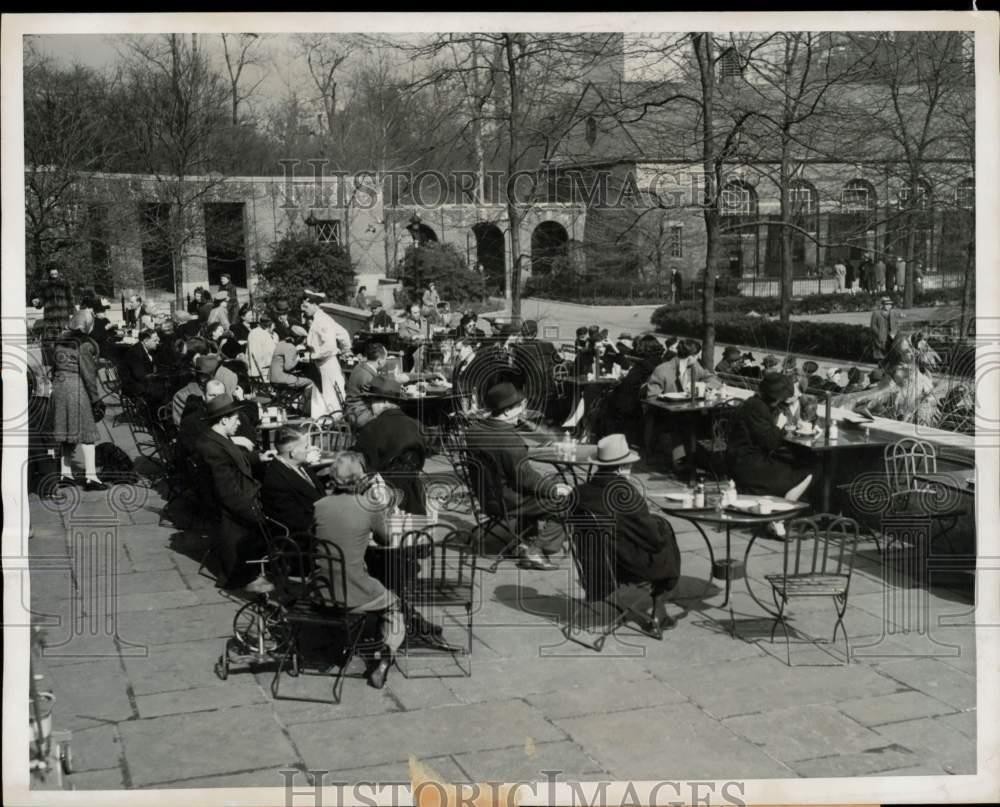1944 Press Photo Visitors eat a meal on a terrace at New York's Central Park