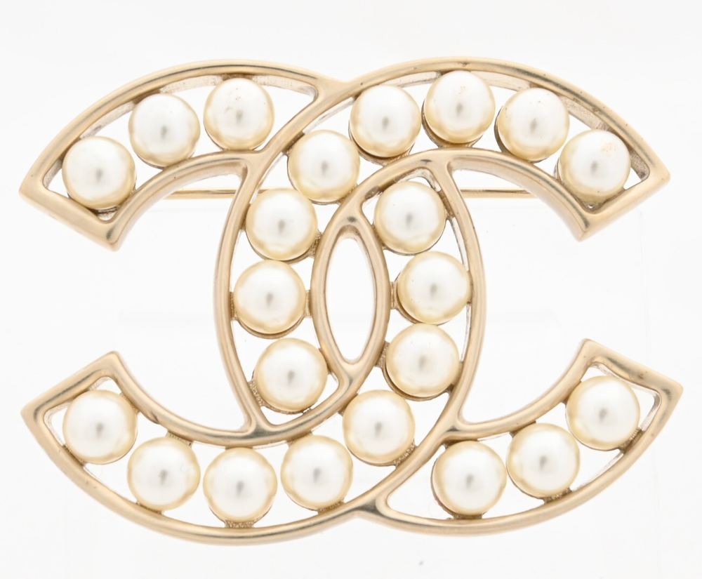 Authentic Chanel Coco Mark Brooch with Pearl Charm ch6644cc