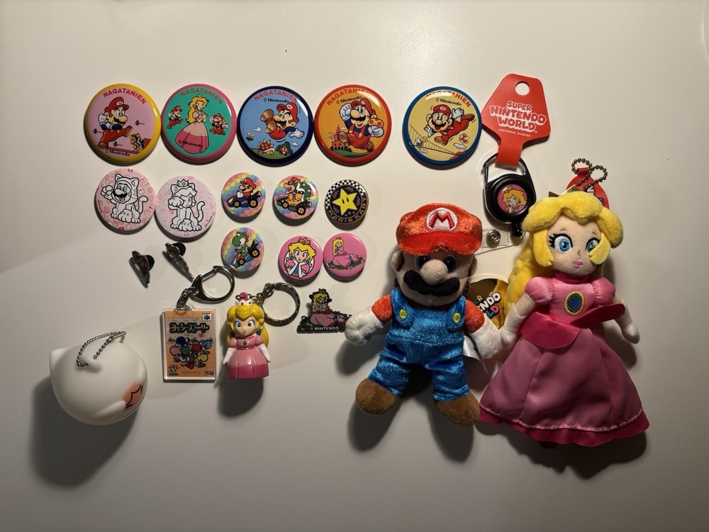 Mario and Princess Peach can badges, keychains and plush lot