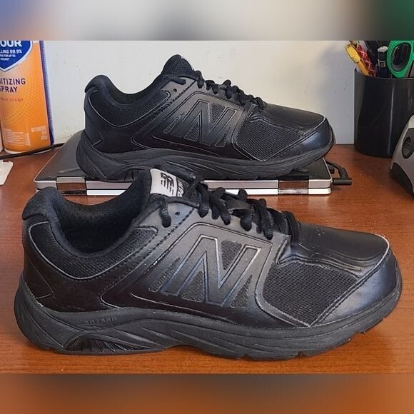 New Balance Women's Shows Sz8 Black Walking Sneakers Lace-Up