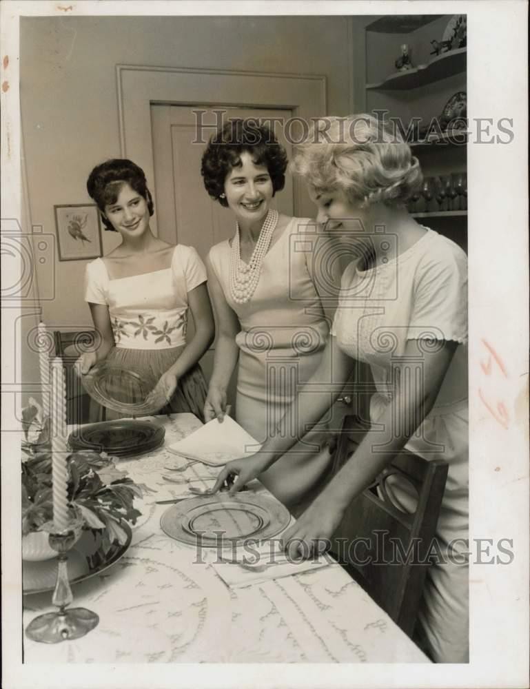 1962 Press Photo Three women arrange table for dinner - lra14727