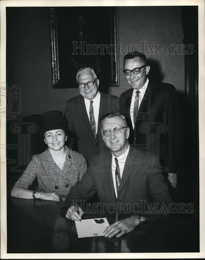 1965 Press Photo Mayor Ralph Locher signs proclamation for Citizenship Day.