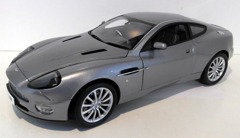 Kyosho 1/12 Scale Diecast 08603S Aston Martin V12 Vanquish 007 James Bond