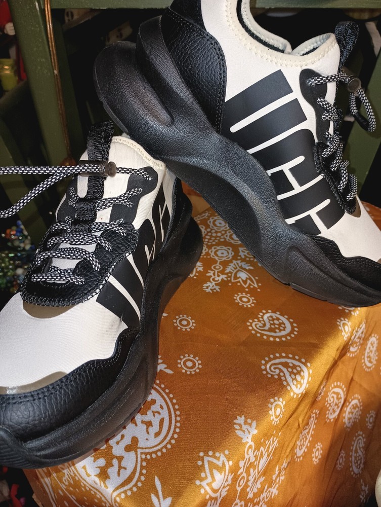 UGG La Daze Lace-Up Platform Sneakers for Women in White & Black Size 6
