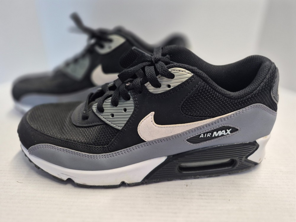 Nike Air Max 90 Men's Black w/grey accent Size 9.5 in a Nike box