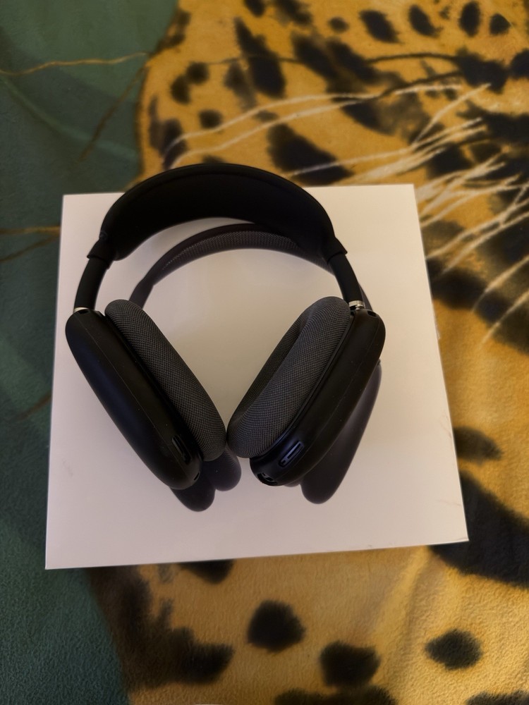 AirPods Max 2nd Generation USB-C Midnight Black Brand New Sealed In Box
