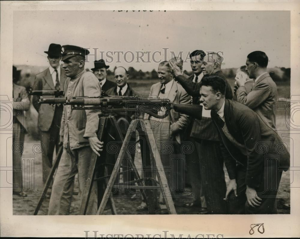 1940 Press Photo Americans living in London practice for their defense unit