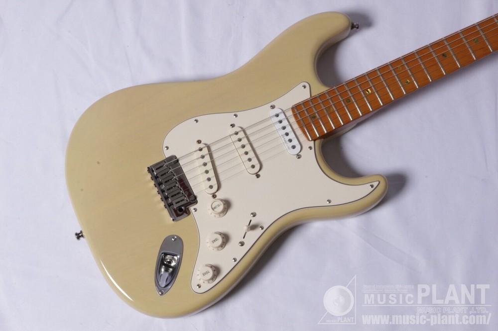 Fender American Deluxe Stratocaster  V Neck  Maple Fingerboard  Honey Blonde