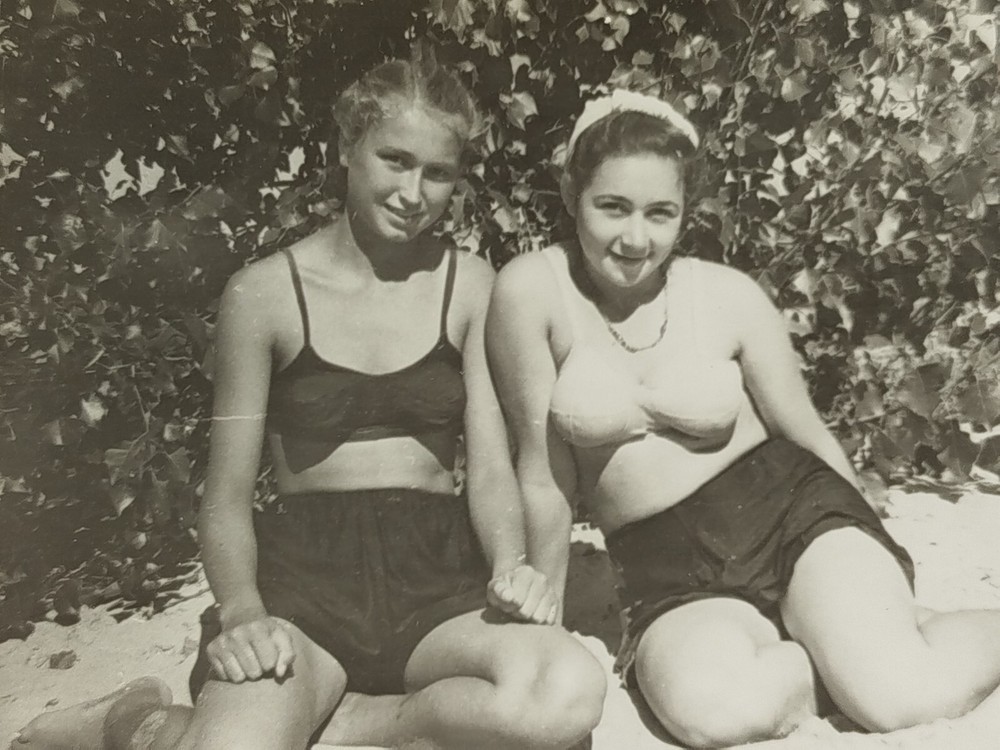 Vintage Photo - Beautiful Women - Swimsuits - Beach Scene #28