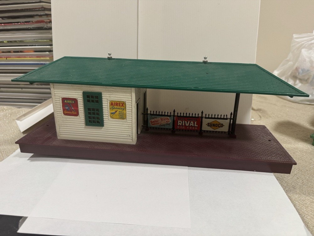 Lionel 156 Lighted Train Station Platform with 256 Lighted Freight AS IS